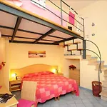 Готель Sharon House