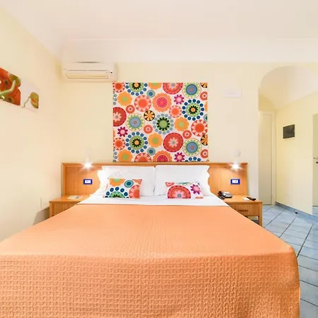 מלון Sharon House 3*