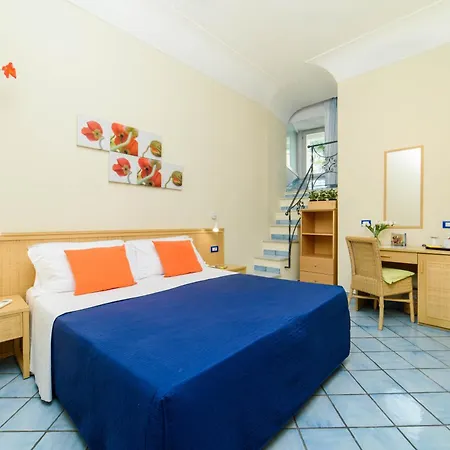 מלון Sharon House 3*
