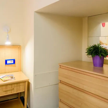 מלון Sharon House 3*
