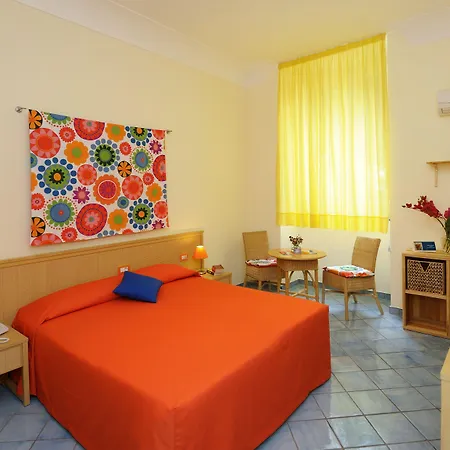 מלון Sharon House 3*