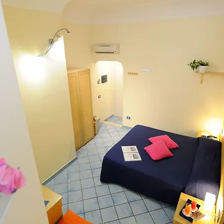 מלון Sharon House 3*