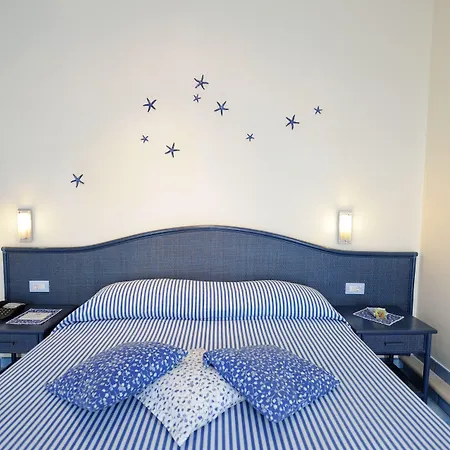 Sharon House מלון 3*