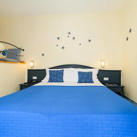 Sharon House Hotell 2*