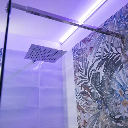 Sharon House Hotell 2*