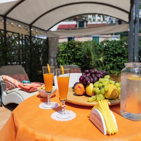 Sharon House Hotel 3*