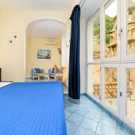 Sharon House فندق